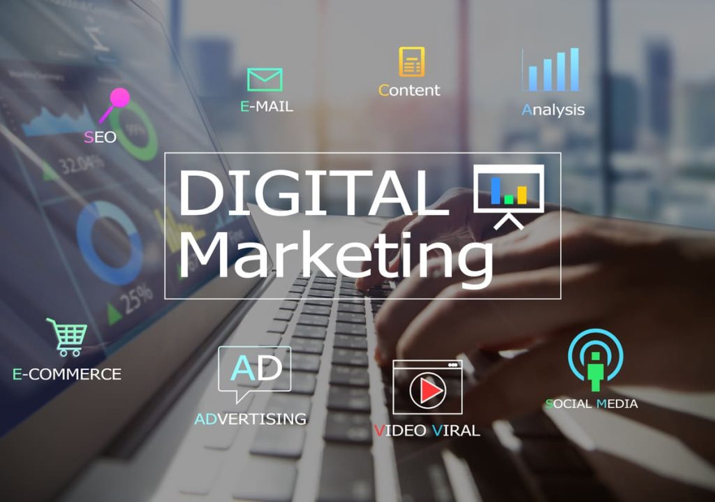 ノートパソコンでデジタルマーケティングを行う様子と関連するキーワード